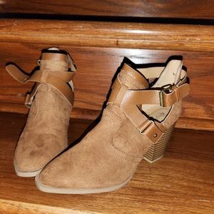 Brown boots perfect for date night 🤎